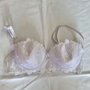 WHITE FLORAL PADDED UNDERWIRE, SIZE 36C, NEW WITHOUT TAG